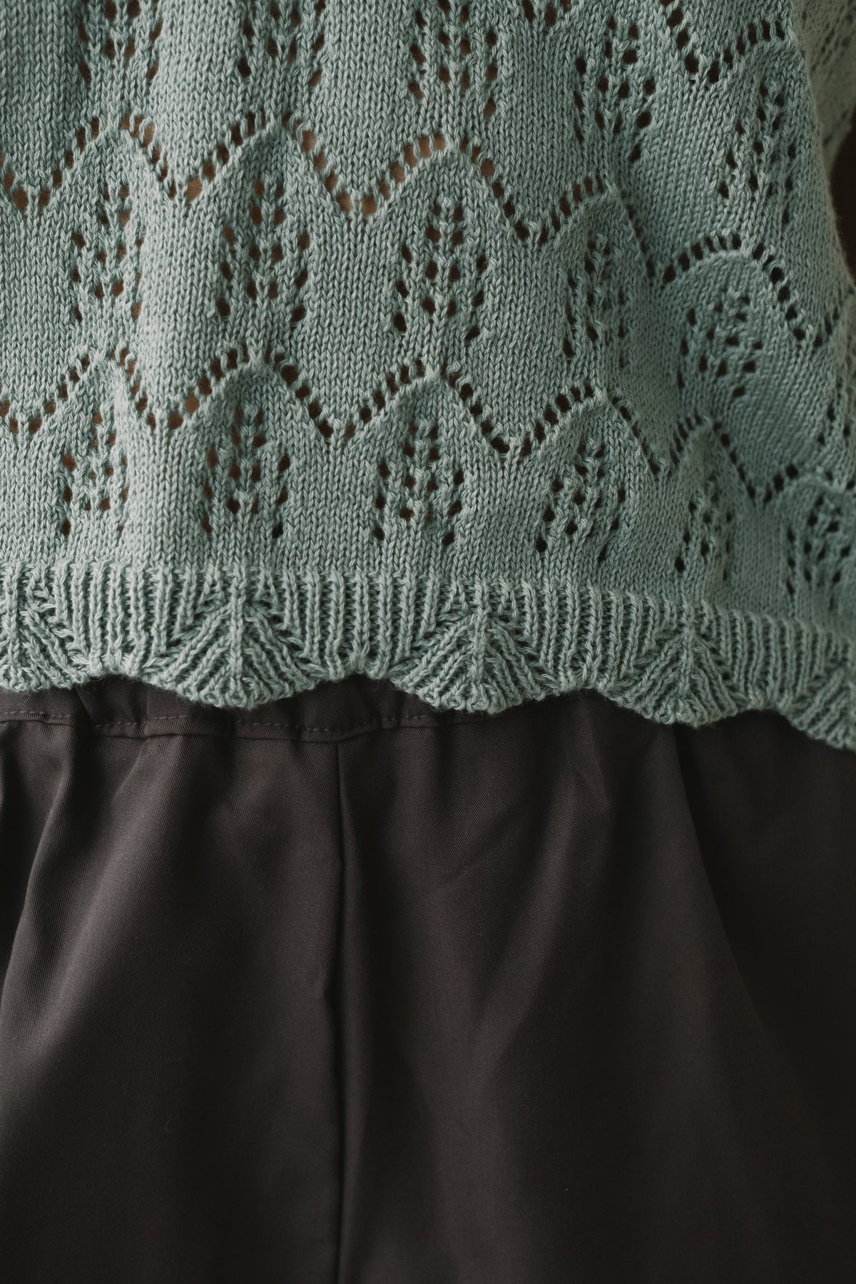 Top calado de tricot azul claro