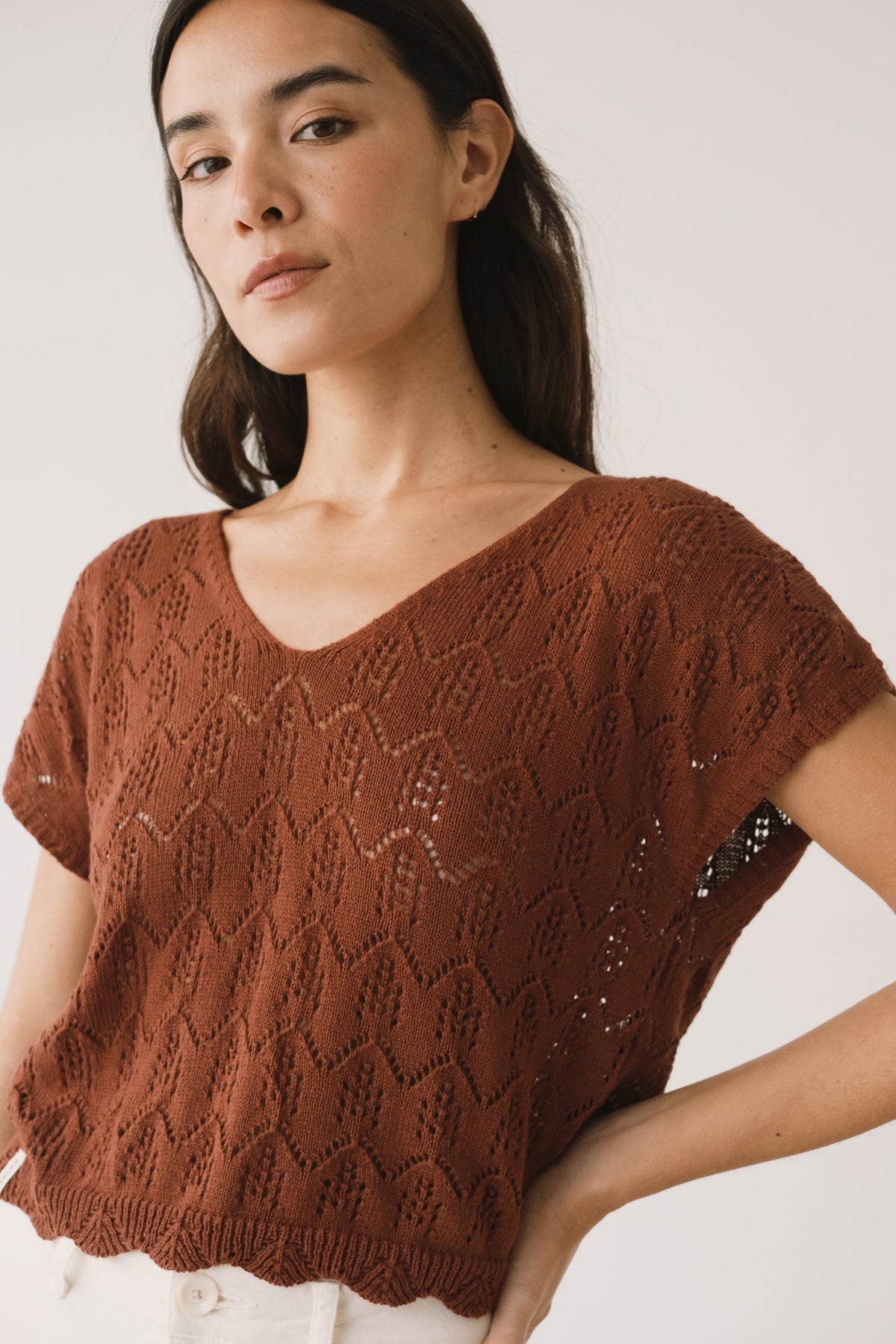 Top calado de tricot rojo arcilla