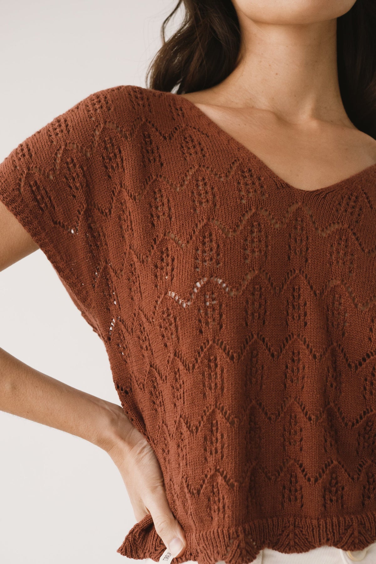 Top calado de tricot rojo arcilla