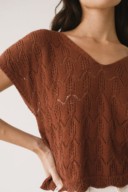 Top calado de tricot rojo arcilla