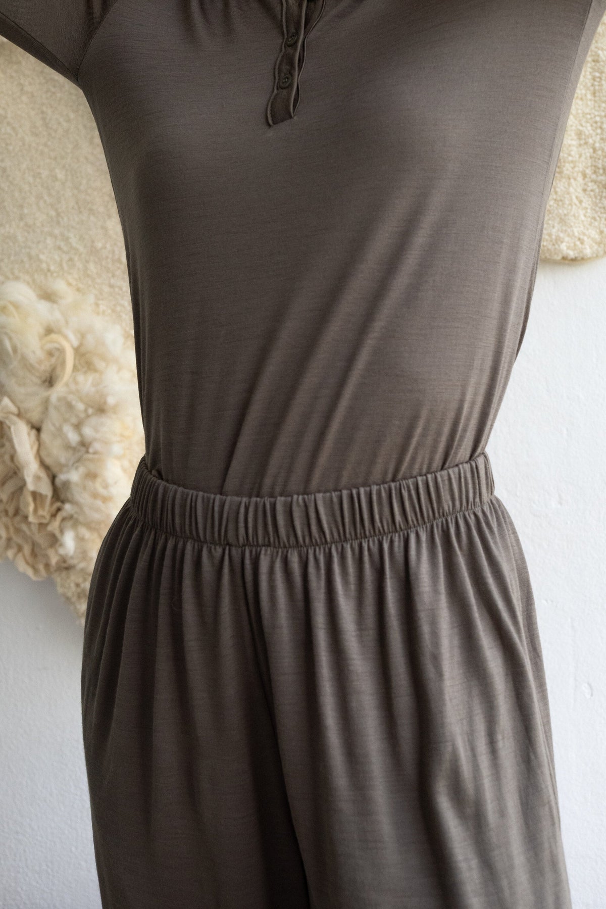 Pantalón ancho de lana merino verde salvia