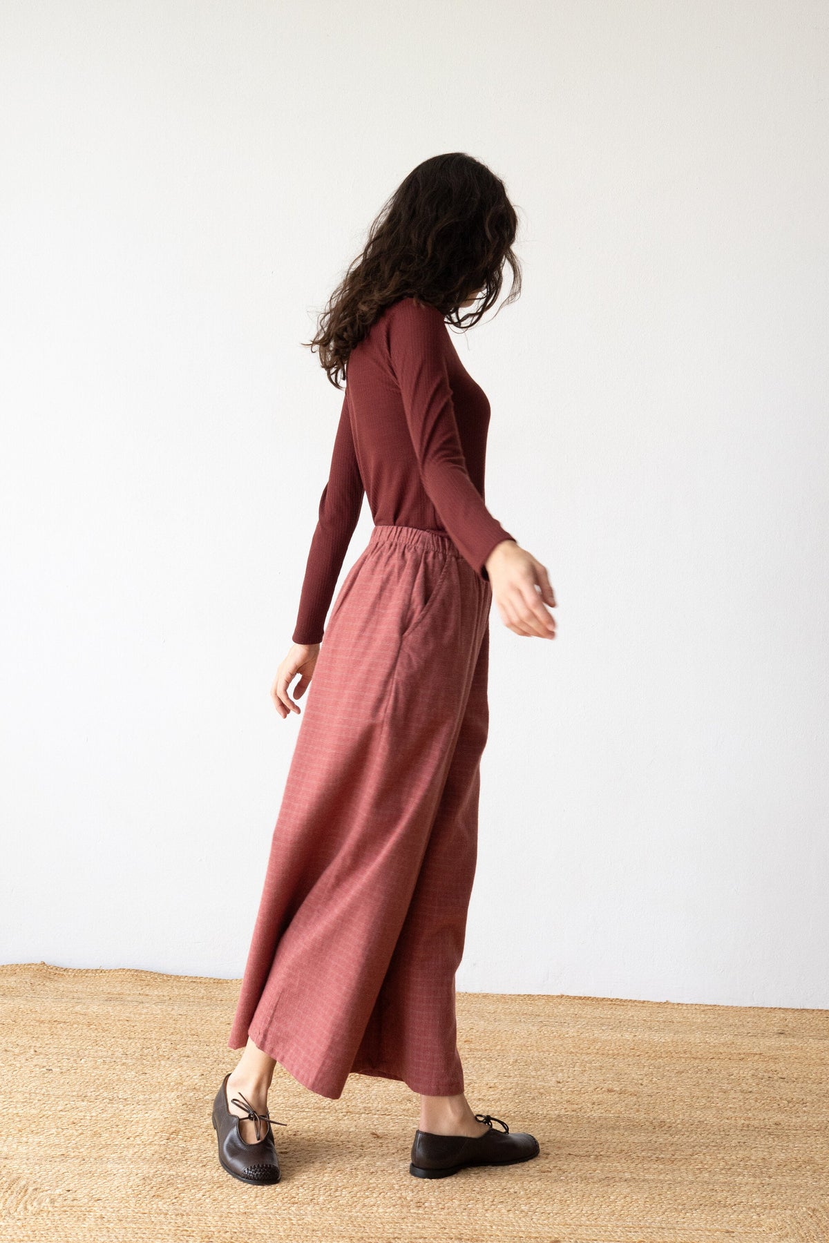 Pantalón ancho de algodón orgánico granate grosella