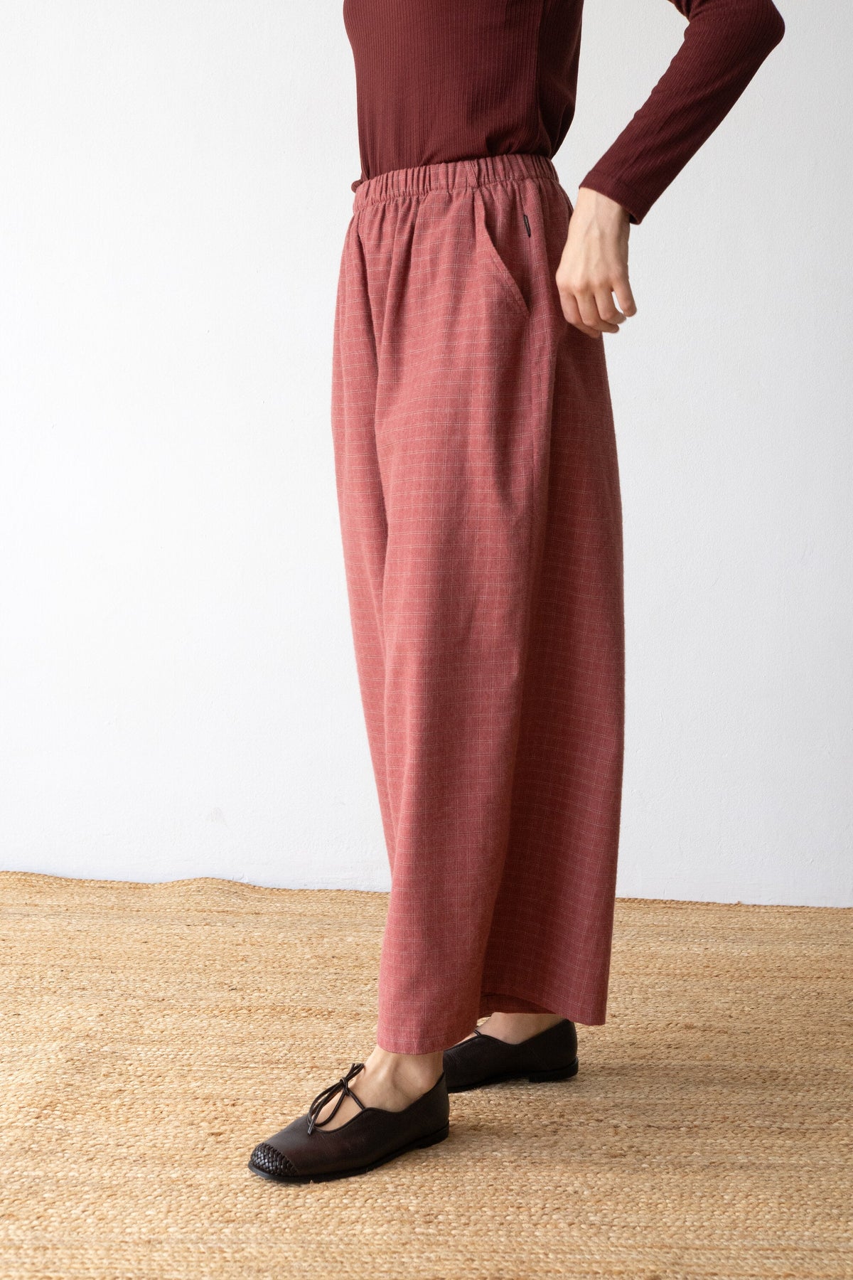 Pantalón ancho de algodón orgánico granate grosella