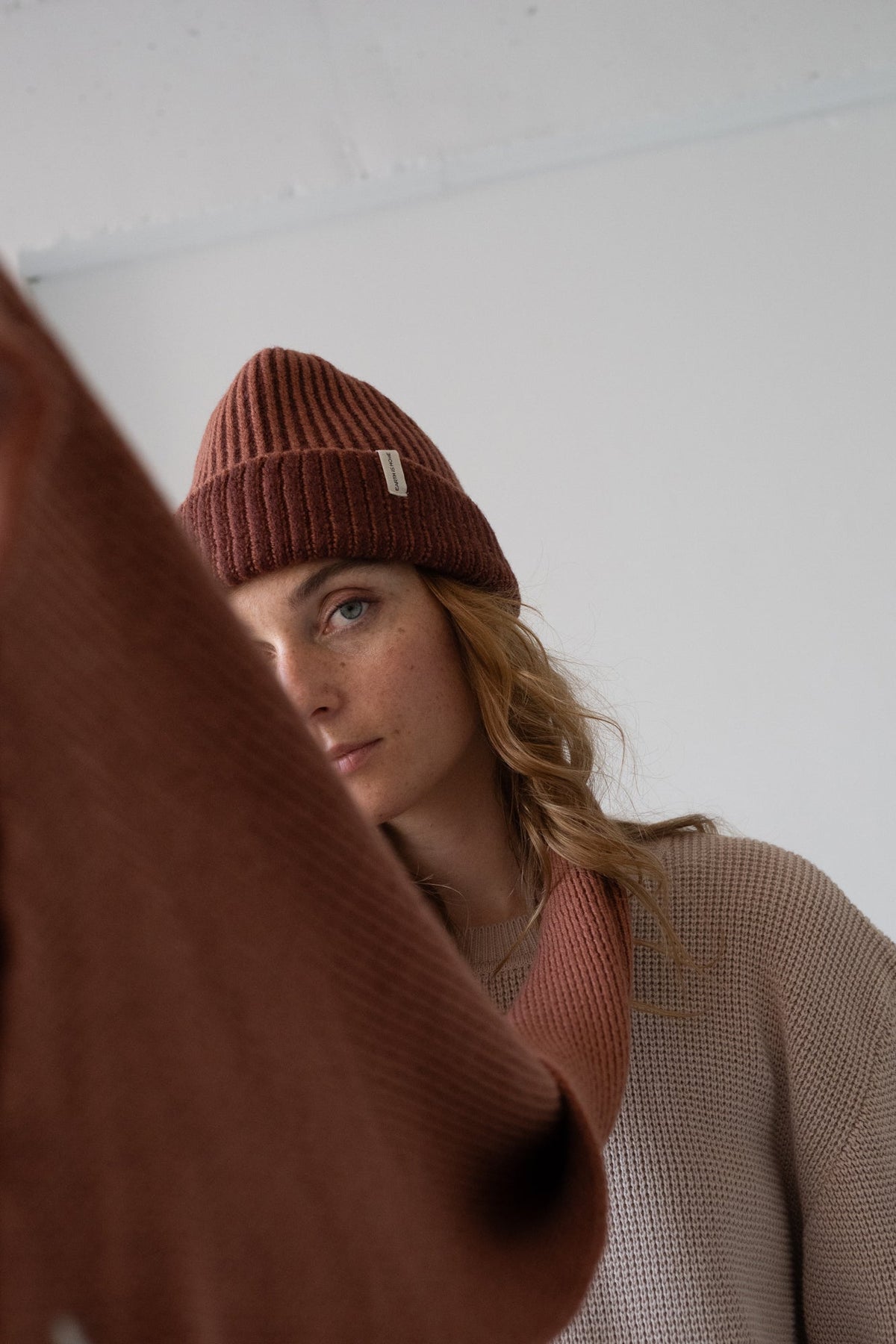 Gorro Tao bicolor rojo lana merino