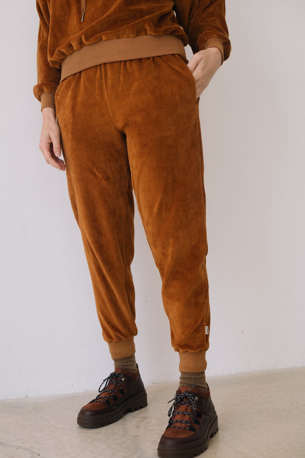 Organic cotton velvet joggers in terracotta