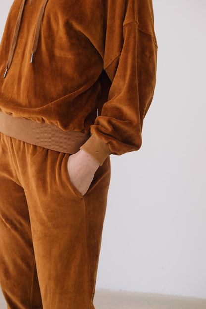 Organic cotton velvet joggers in terracotta