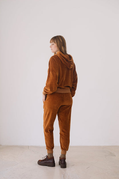 Organic cotton velvet joggers in terracotta