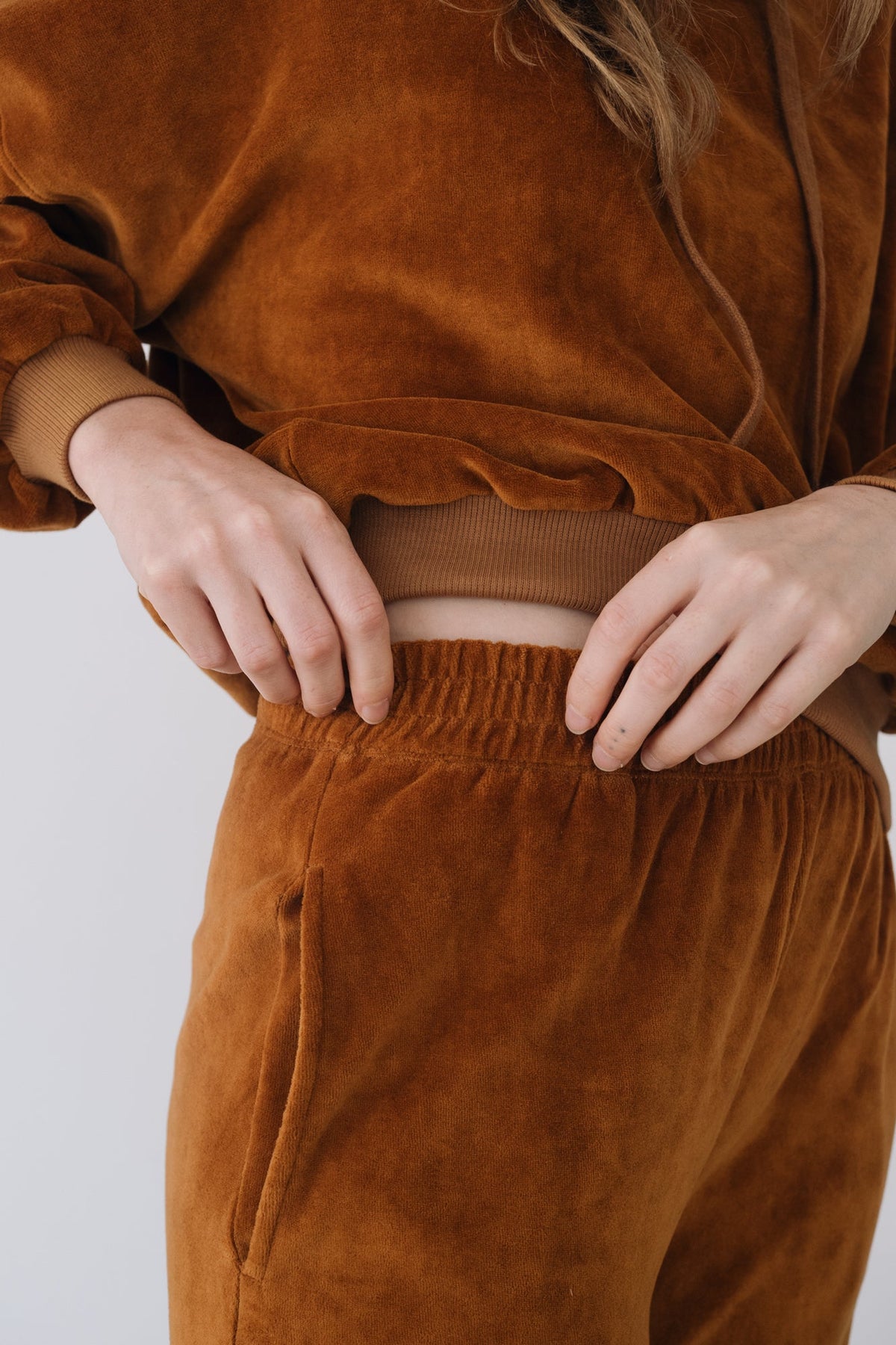 Organic cotton velvet joggers in terracotta