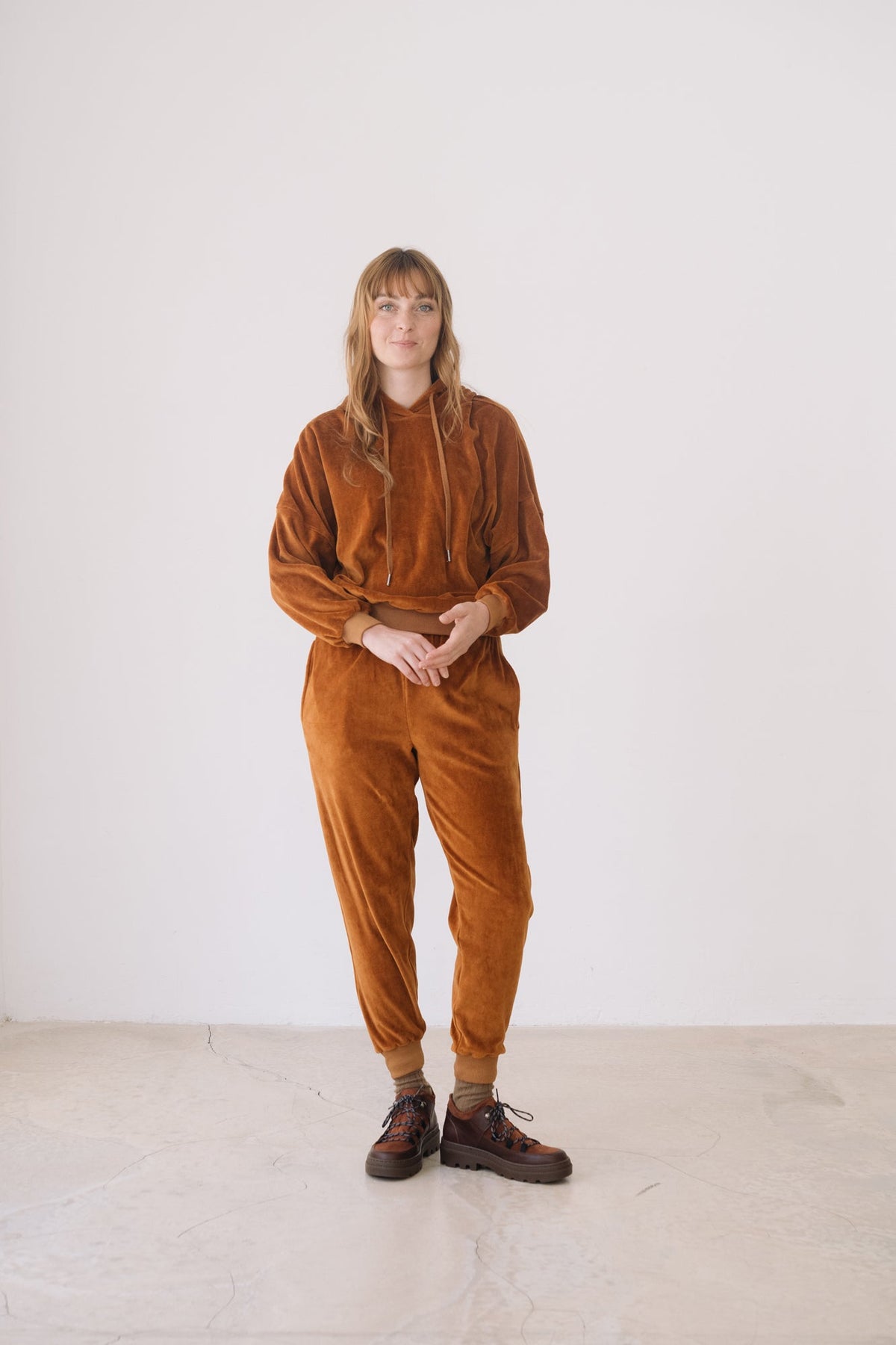 Organic cotton velvet joggers in terracotta