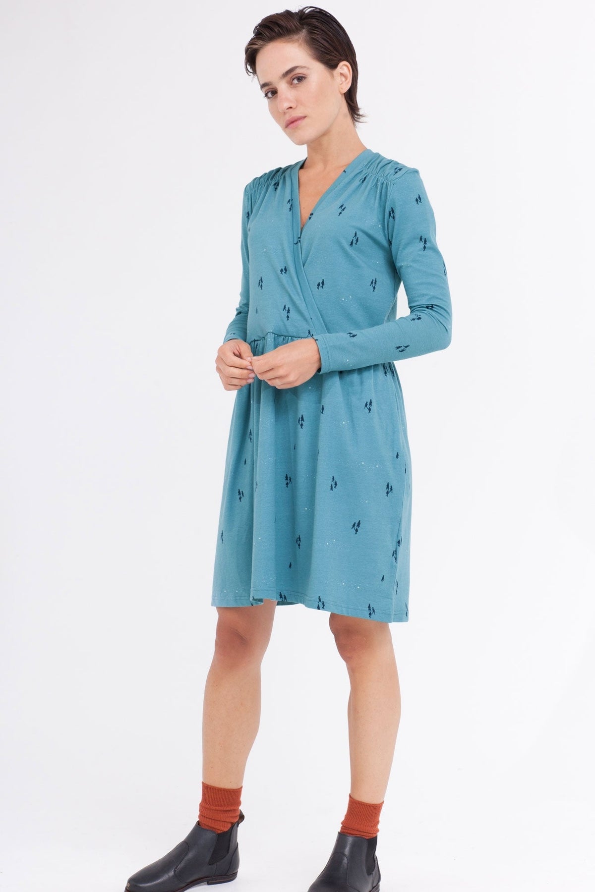 Vestido Camile oversize cruzado color azul ópalo.