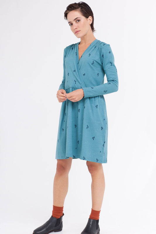 Vestido Camile oversize cruzado color azul ópalo.