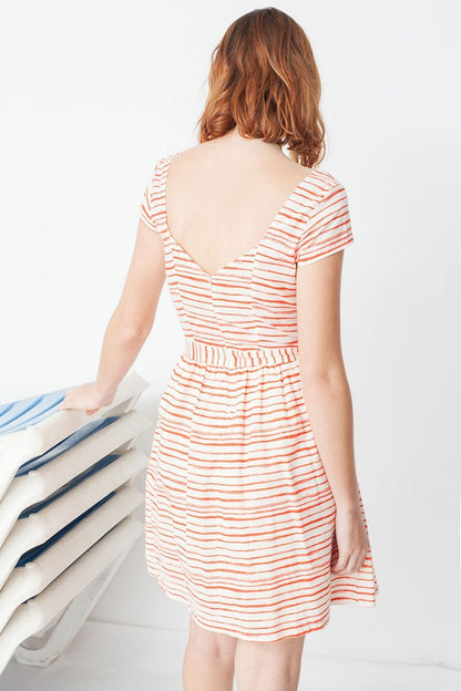 Vestido Moira de manga corta con escote en la espalda y estampado rayas marineras
