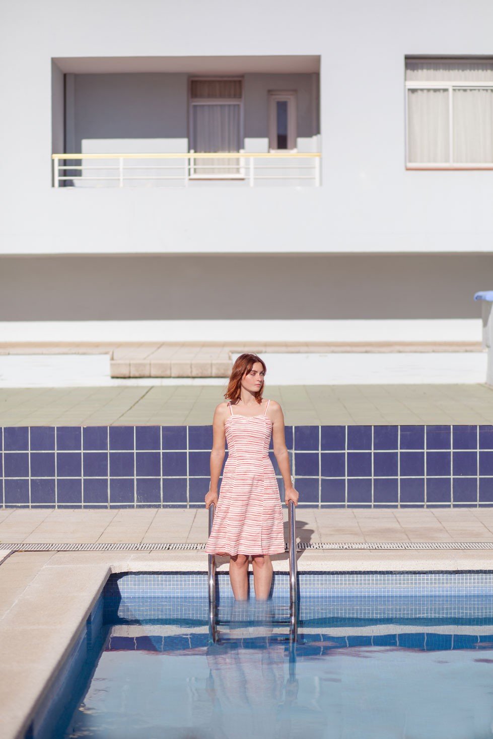 Vestido Micaela con escote corazón y estampado rayas marineras